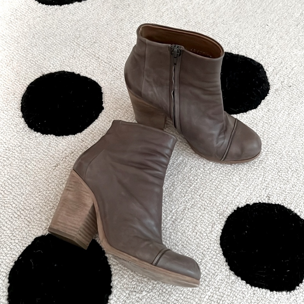 Coclico Gray Leather Ankle Boots